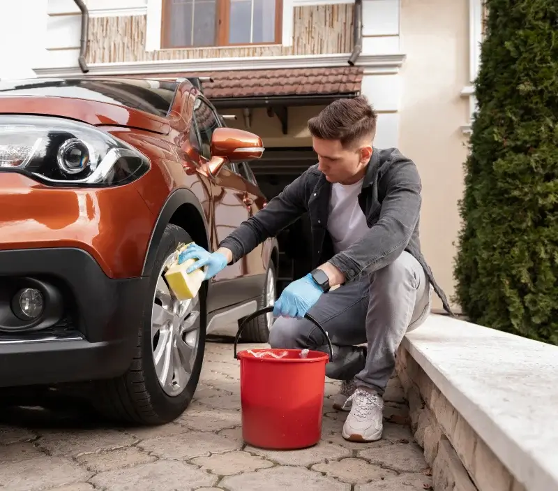 Lavage auto à domicile Caylus : professionnel intervenant sur un véhicule
